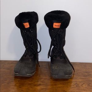 Like new womens black kamik snow boots size 9